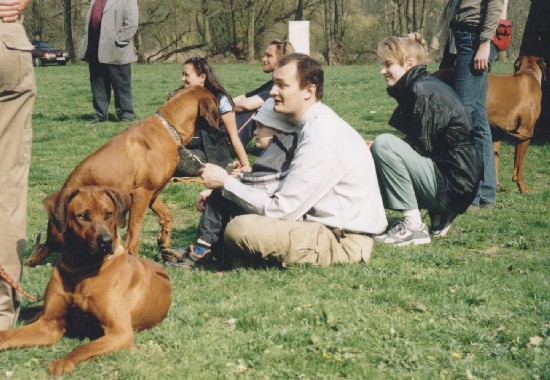 Jak dlouho je�t� teta Zachari�� m�n� protahovat to sed�n�? T�mhle u� 2 hodiny �ekaj bu�ty!