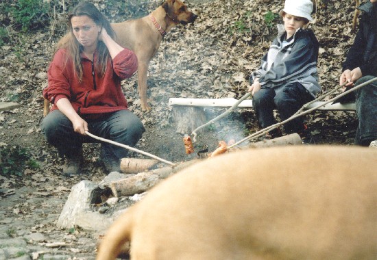 No lep�� m�sto jsem si fakt vybrat nemohla. Pro� se v�dycky u ohn� mus� to�it kou� ale zrovna na m�?